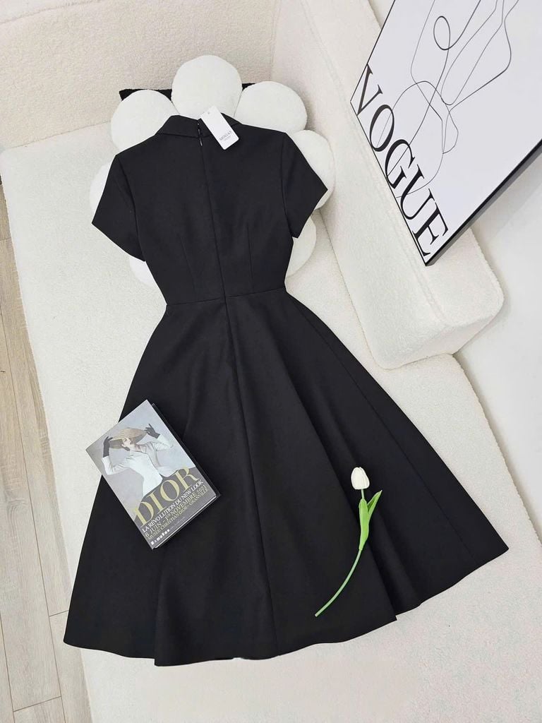 VGU1761 ĐẦM ĐEN CỔ SEN NÚT ĐÁ