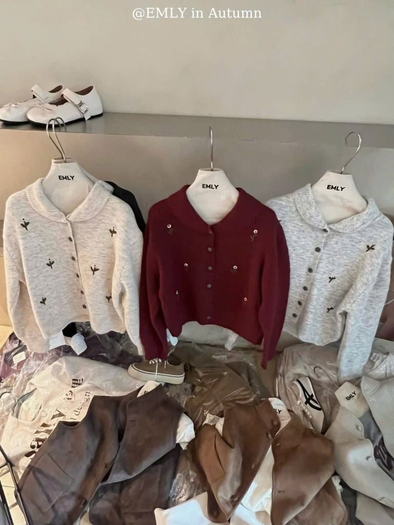 LEN5269 KHOÁC LEN THÊU HOA CÓ CỔ (ĐỎ) F818