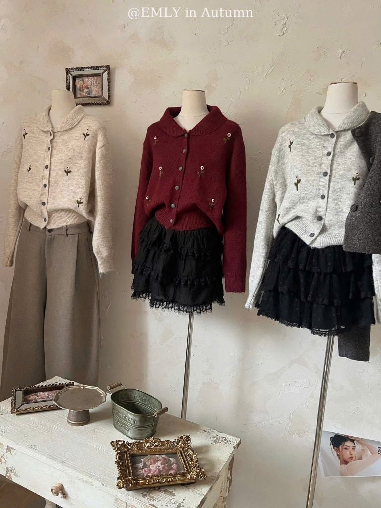 LEN5269 KHOÁC LEN THÊU HOA CÓ CỔ (ĐỎ) F818