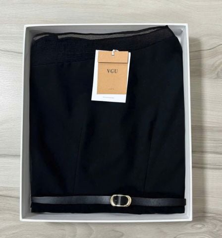 VGU1869 ĐẦM ĐEN LỆCH VAI KÈM NỊT