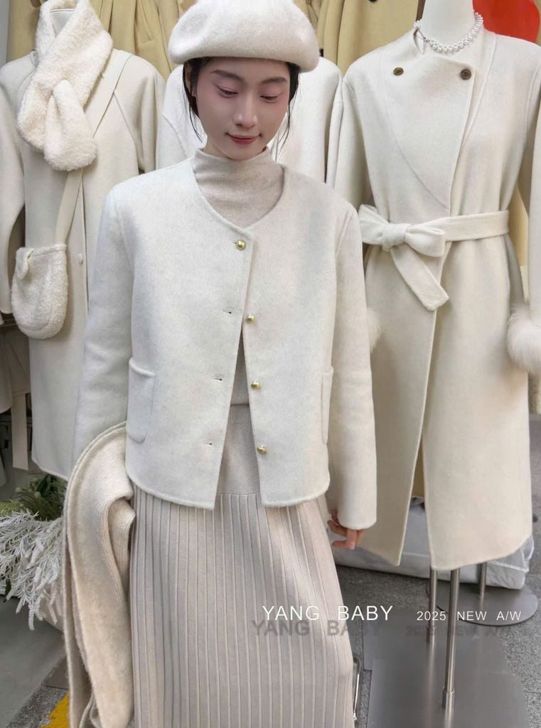 LEN5569 KHOÁC DẠ ÉP NÚT VÀNG PHỐI TÚI (KEM) 26333