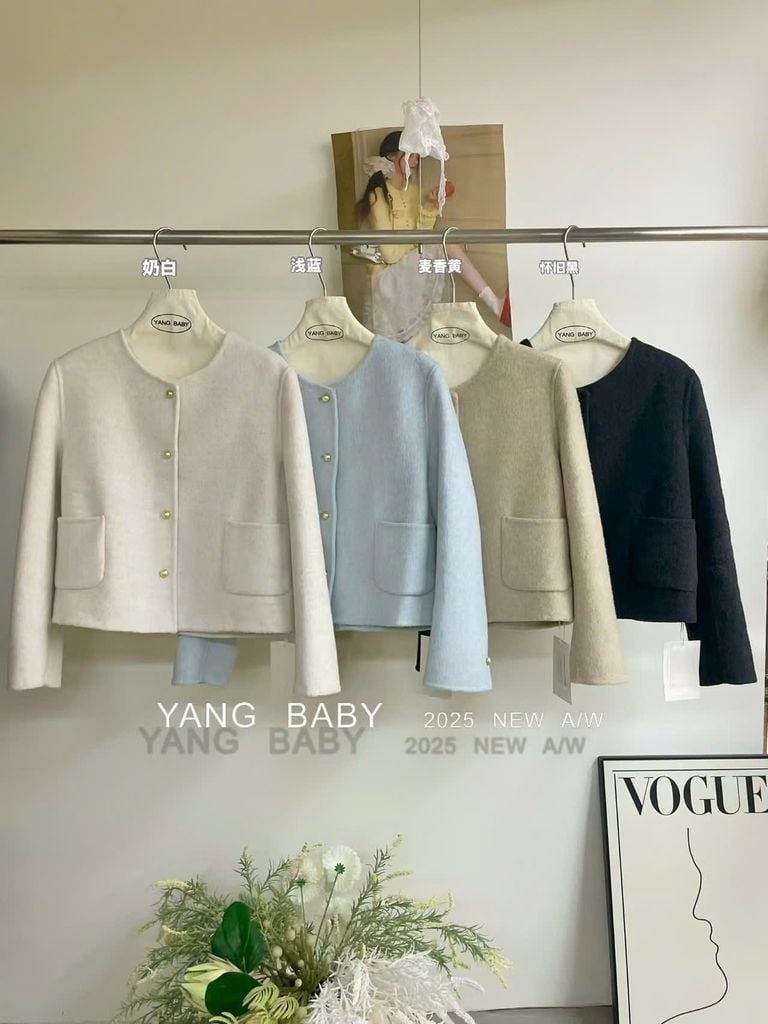 LEN5569 KHOÁC DẠ ÉP NÚT VÀNG PHỐI TÚI (KEM) 26333