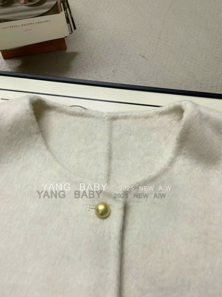 LEN5569 KHOÁC DẠ ÉP NÚT VÀNG PHỐI TÚI (KEM) 26333