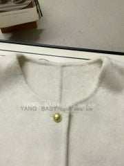 LEN5569 KHOÁC DẠ ÉP NÚT VÀNG PHỐI TÚI (KEM) 26333