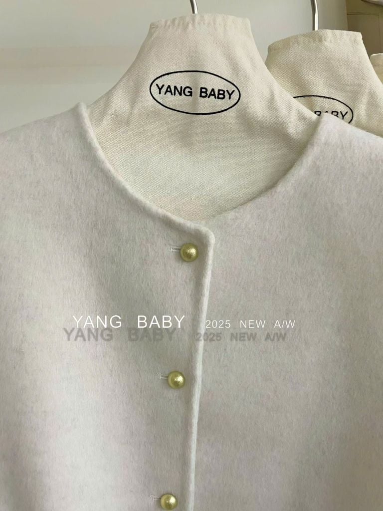 LEN5569 KHOÁC DẠ ÉP NÚT VÀNG PHỐI TÚI (KEM) 26333