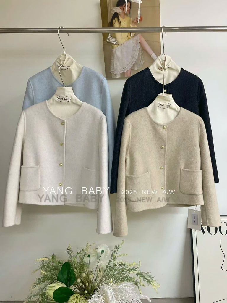 LEN5569 KHOÁC DẠ ÉP NÚT VÀNG PHỐI TÚI (KEM) 26333