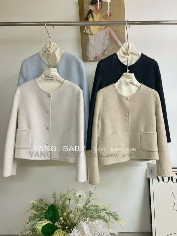 LEN5569 KHOÁC DẠ ÉP NÚT VÀNG PHỐI TÚI (KEM) 26333