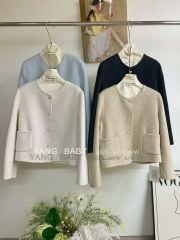 LEN5569 KHOÁC DẠ ÉP NÚT VÀNG PHỐI TÚI (KEM) 26333