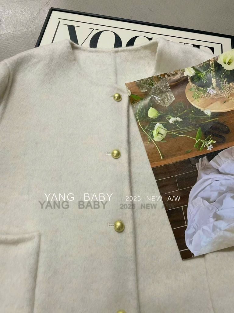 LEN5569 KHOÁC DẠ ÉP NÚT VÀNG PHỐI TÚI (KEM) 26333