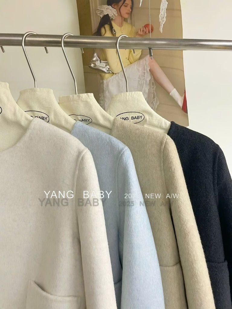 LEN5569 KHOÁC DẠ ÉP NÚT VÀNG PHỐI TÚI (KEM) 26333