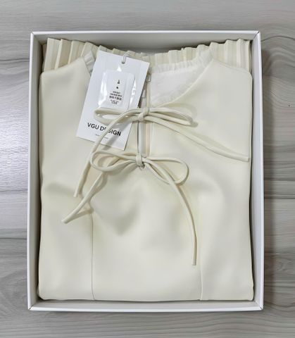 VGU1923 ĐẦM XẾP LI NGẮN CỔ PHỐI NƠ (KEM)