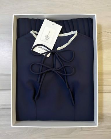 VGU1924 ĐẦM XẾP LI NGẮN CỔ PHỐI NƠ (X.ĐEN)