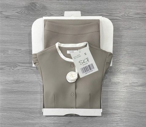 SKY9472 - SET ÁO PHỐI VIỀN TRẮNG - CHÂN VÁY DÀI ( KÈM TAG HOA)