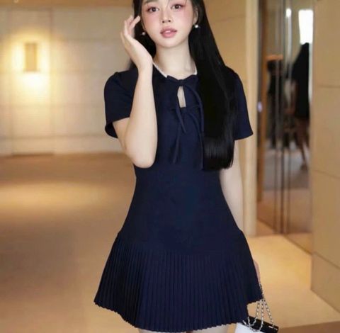 VGU1924 ĐẦM XẾP LI NGẮN CỔ PHỐI NƠ (X.ĐEN)