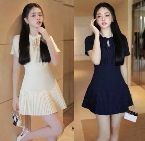 VGU1923 ĐẦM XẾP LI NGẮN CỔ PHỐI NƠ (KEM)