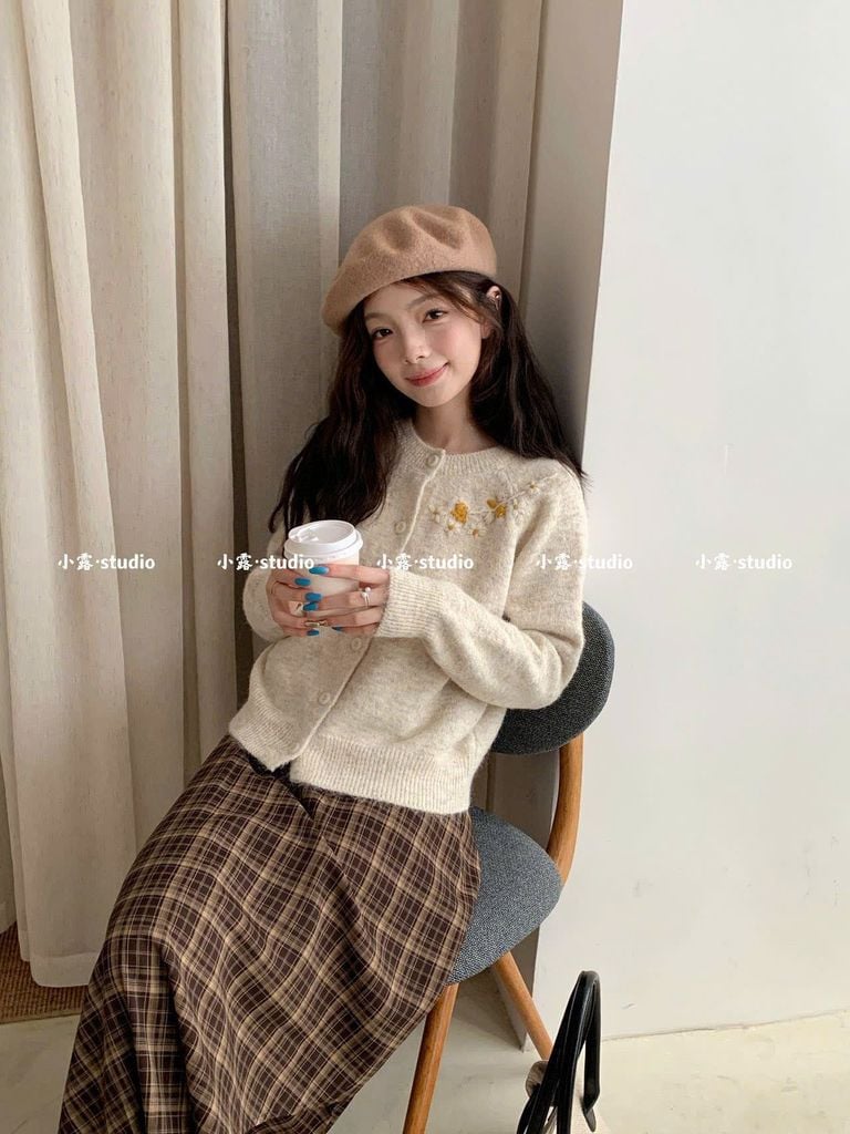 LEN5663 - ÁO LEN TAY DÀI THÊU HOA NỔI VIỀN CỔ