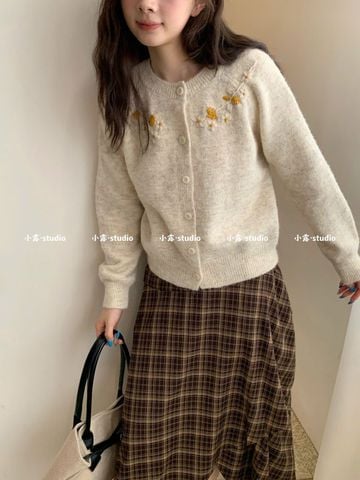 LEN5663 - ÁO LEN TAY DÀI THÊU HOA NỔI VIỀN CỔ