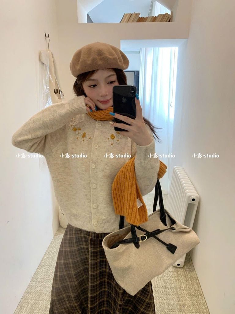 LEN5663 - ÁO LEN TAY DÀI THÊU HOA NỔI VIỀN CỔ