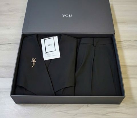 VGU1933 SET ÁO CỔ V VẠT CHÉO TAG HOA - QUẦN TÂY SUÔNG (ĐEN)