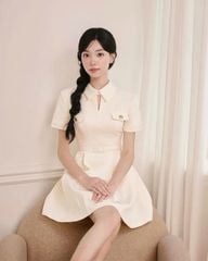 VGU1978 - ĐẦM NGẮN PHỐI NẮP TÚI, KÈM NỊT (TRẮNG)
