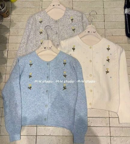 LEN5847 ÁO LEN TAY DÀI THÊU HOA DỌC NGỰC (KEM )