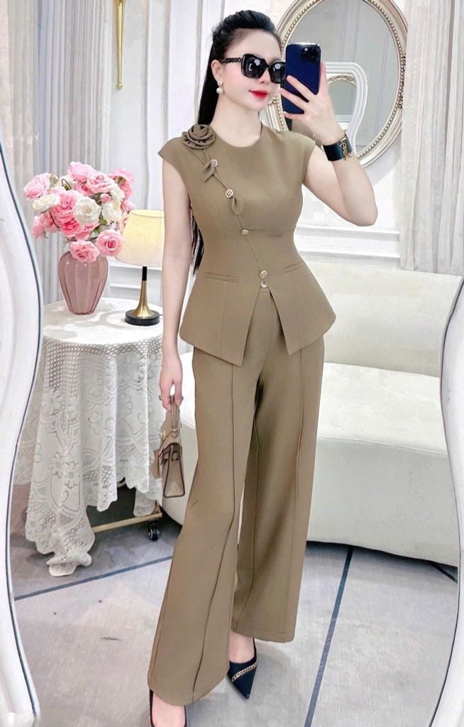 VGU2039 SET ÁO ĐÍNH HOA PHỐI NÚT XÉO - QUẦN TÂY NÂU