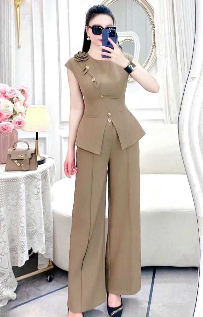 VGU2039 SET ÁO ĐÍNH HOA PHỐI NÚT XÉO - QUẦN TÂY NÂU