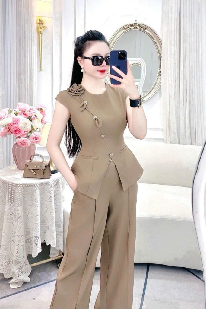 VGU2039 SET ÁO ĐÍNH HOA PHỐI NÚT XÉO - QUẦN TÂY NÂU