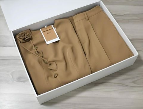 VGU2039 SET ÁO ĐÍNH HOA PHỐI NÚT XÉO - QUẦN TÂY NÂU