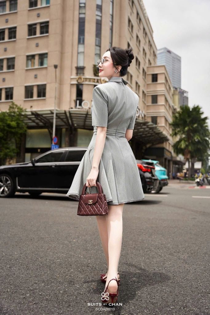 VGU2102 ĐẦM SỌC CỔ SƠMI PHỐI NÚT FORM NGẮN XÒE