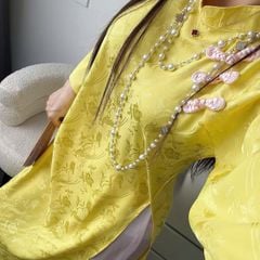 VGU2109 SET ÁO DÀI VÀNG HT HOA LÁ NÚT TÀU - QUẦN HỒNG