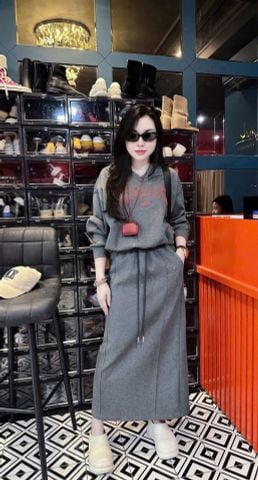 SKY9859 SET THUN ÁO CỔ TIM THÊU CHỮ - CHÂN VÁY DÀI (XÁM)