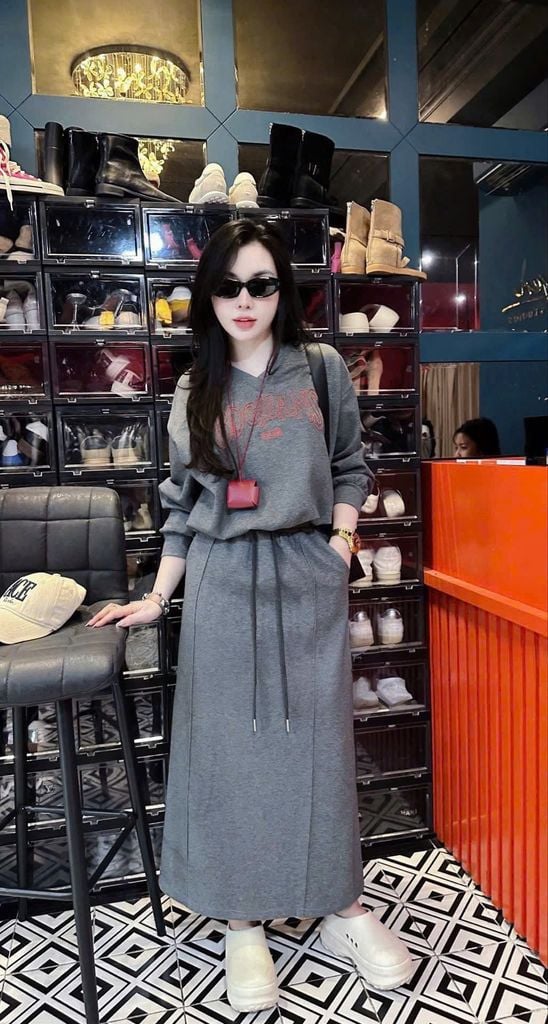 SKY9859 SET THUN ÁO CỔ TIM THÊU CHỮ - CHÂN VÁY DÀI (XÁM)