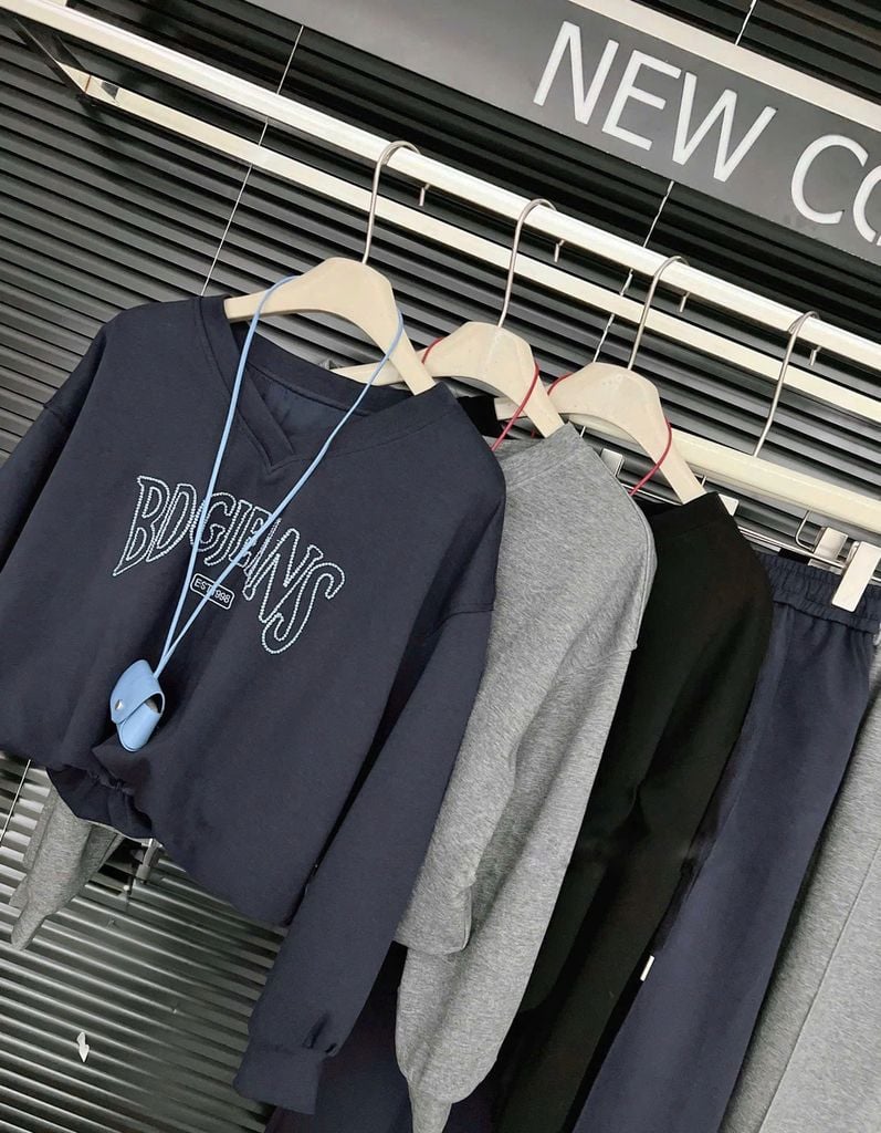 SKY9858 SET THUN ÁO CỔ TIM THÊU CHỮ - CHÂN VÁY DÀI (XĐEN)