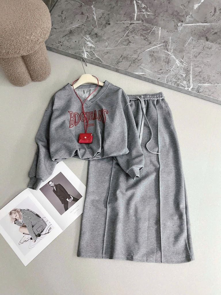 SKY9859 SET THUN ÁO CỔ TIM THÊU CHỮ - CHÂN VÁY DÀI (XÁM)