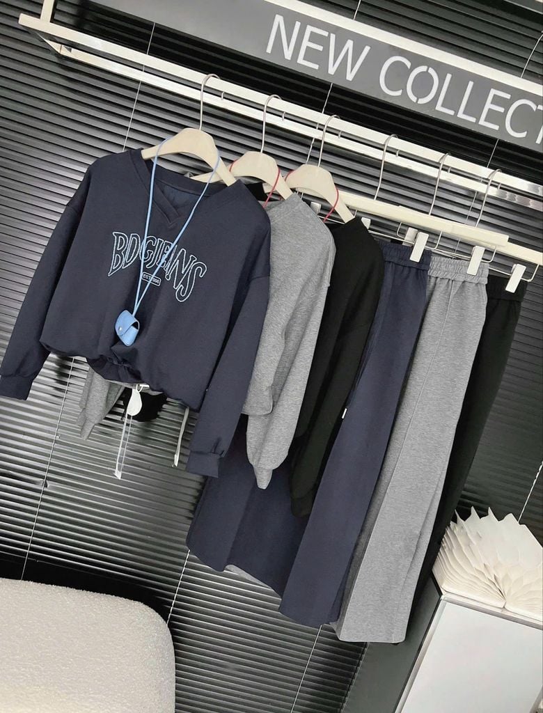 SKY9859 SET THUN ÁO CỔ TIM THÊU CHỮ - CHÂN VÁY DÀI (XÁM)