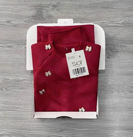 SKY9797 SET ÁO DÀI GẤM NỔI PHỐI TAG NƠ CC (ĐỎ)