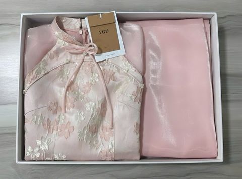 VGU2163 SET ÁO DÀI GẤM HOA NỔI TAY LỬNG CỔ TRỤ CAO CẤP (HỒNG)