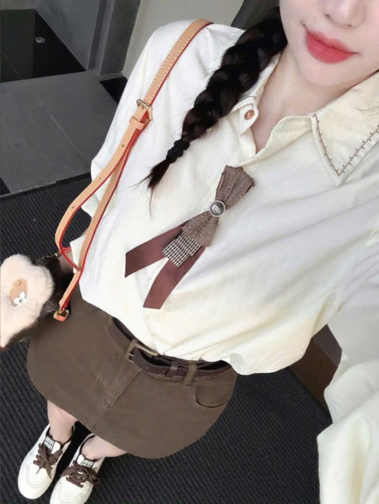 VGU0558 - SET ÁO SƠ MI ĐÍNH NƠ + CHÂN VÁY NGẮN NÂU