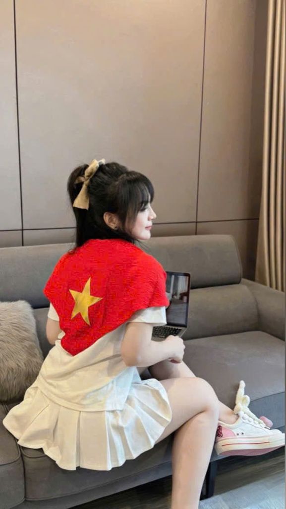 VGU1056 - SET ÁO THUN TRẮNG - CHÂN VÁY XẾP LY NGẮN ( KÈM KHĂN CỜ ĐỎ SAO VÀNG)