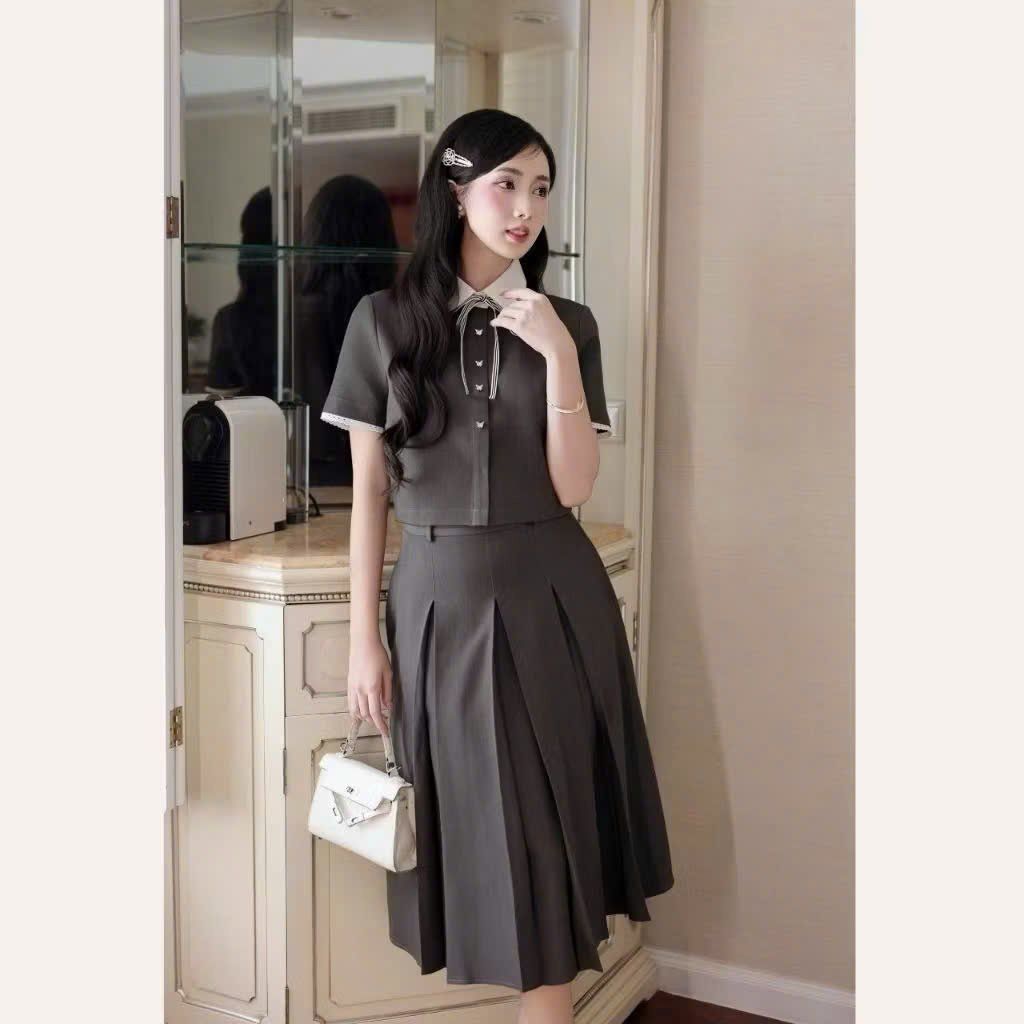 KS1154 SET SƠMI NÚT NGỌC CỔ PHỐI NƠ, CV DÀI (XÁM)