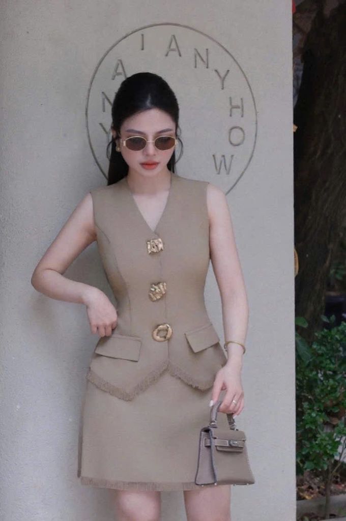 VGU1277 - SET ÁO GILE PHỐI TAG + CHÂN VÁY TÀ TUA RUA (NÂU)