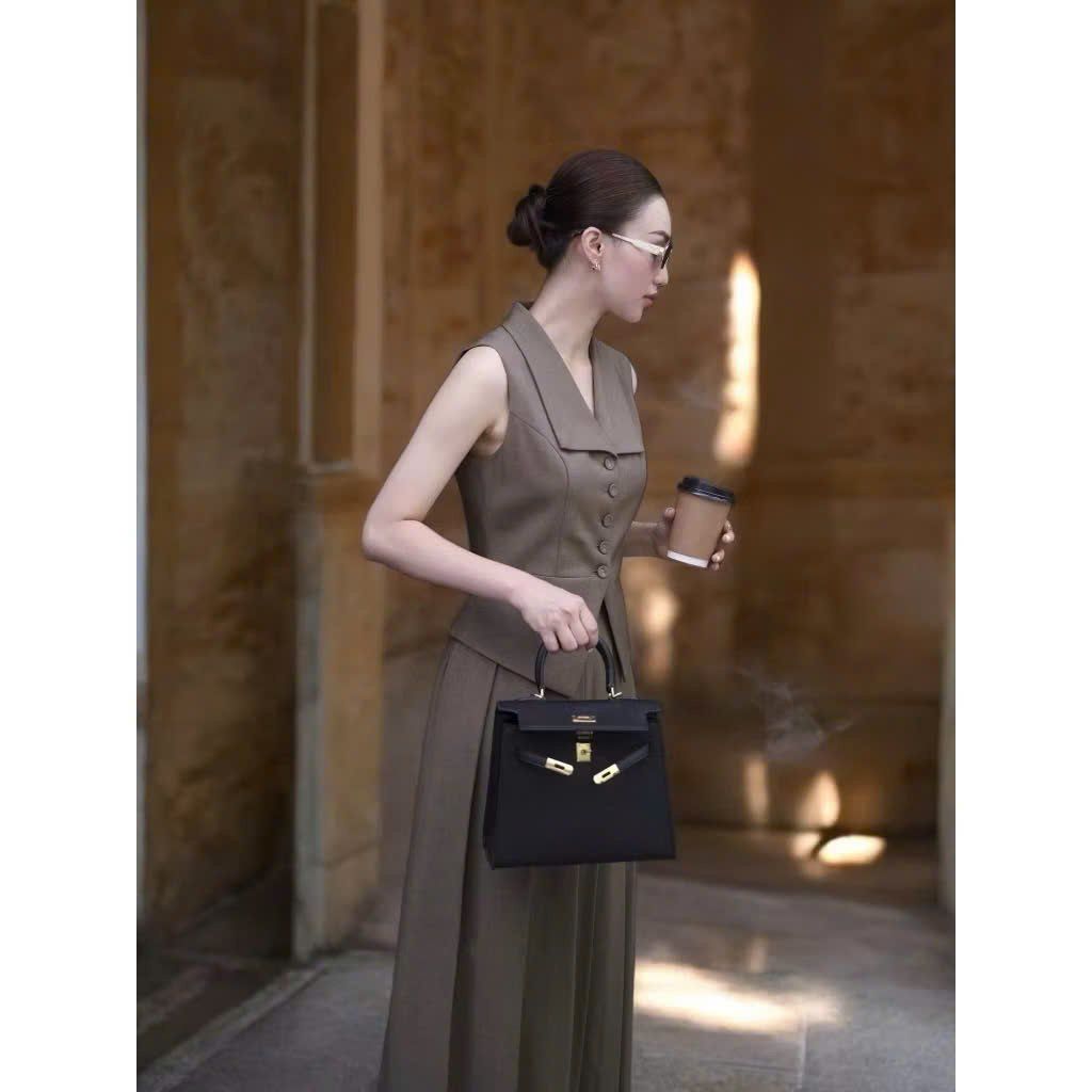 KS1211 - SET ÁO SÁT NÁCH, CHÂN VÁY DÀI XẾP LY NÂU