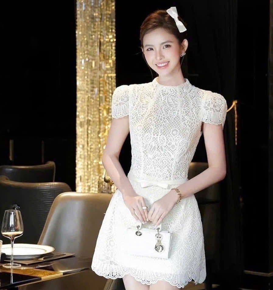 VGU1318 - ĐẦM NGẮN REN KÈM DÂY (TRẮNG)
