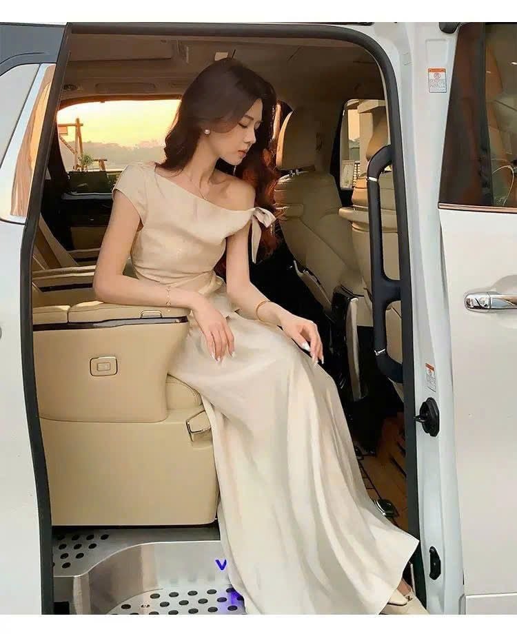 KS1229 - SET ÁO LỆCH VAI NƠ, CHÂN VÁY DÀI (KEM)
