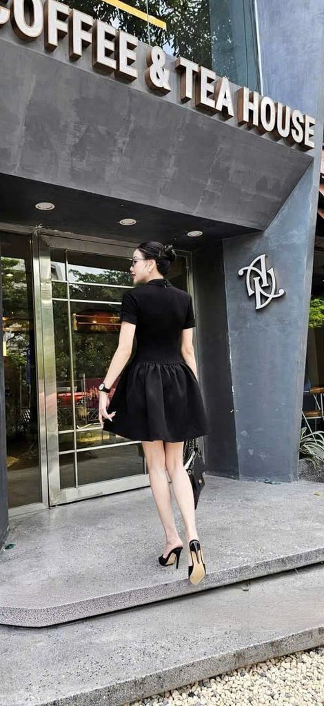 VGU1792 - ĐẦM ĐEN CỔ SƠ MI PHỐI NÚT CHARM