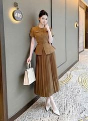 VGU2111 SET ÁO TK TÚI NƠ NÚT BỌC - CV XẾP LI (NÂU)