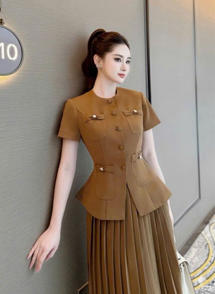 VGU2111 SET ÁO TK TÚI NƠ NÚT BỌC - CV XẾP LI (NÂU)