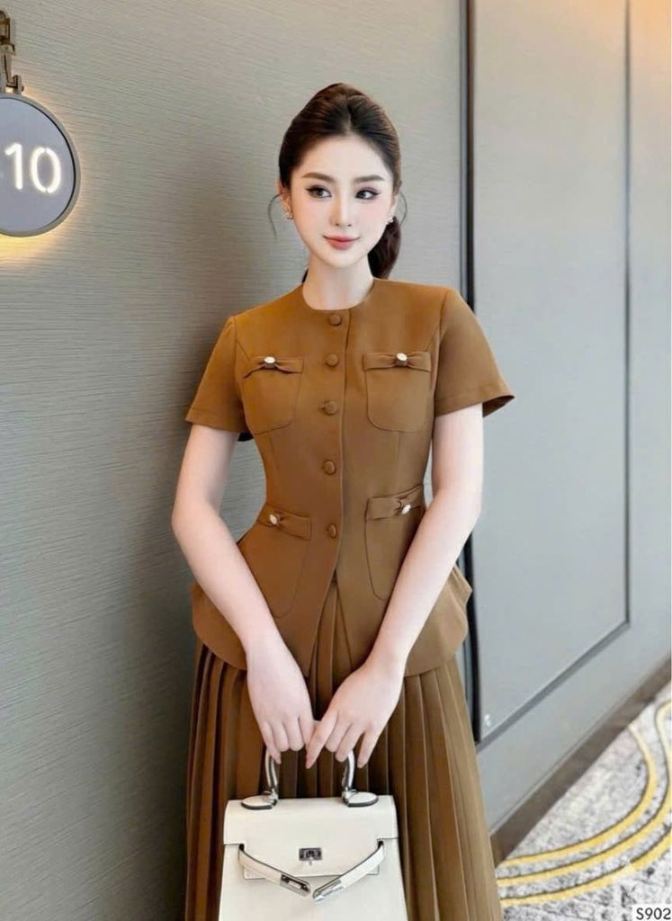 VGU2111 SET ÁO TK TÚI NƠ NÚT BỌC - CV XẾP LI (NÂU)