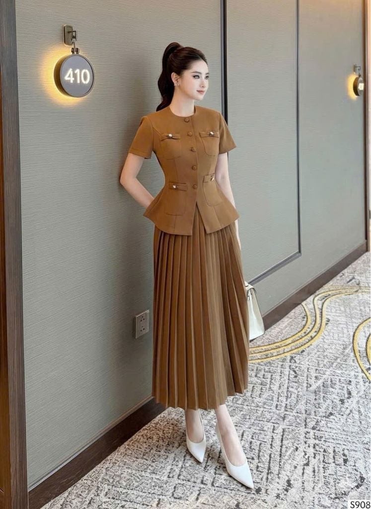 VGU2111 SET ÁO TK TÚI NƠ NÚT BỌC - CV XẾP LI (NÂU)